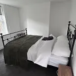 4 Bed Newly Renovated Cosy House In The District Feriehus