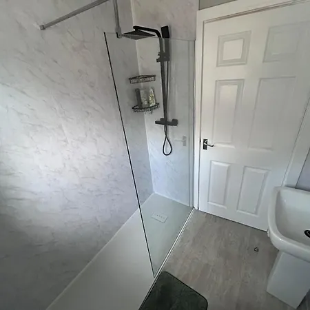 4 Bed Newly Renovated Cosy House In The District *