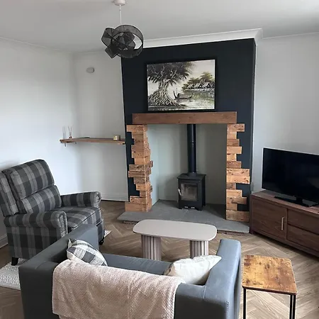 4 Bed Newly Renovated Cosy House In The District Nyaraló Egremont
