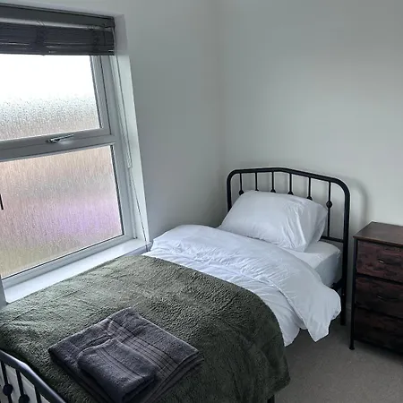 4 Bed Newly Renovated Cosy House In The District 度假居 *