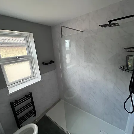 4 Bed Newly Renovated Cosy House In The District *