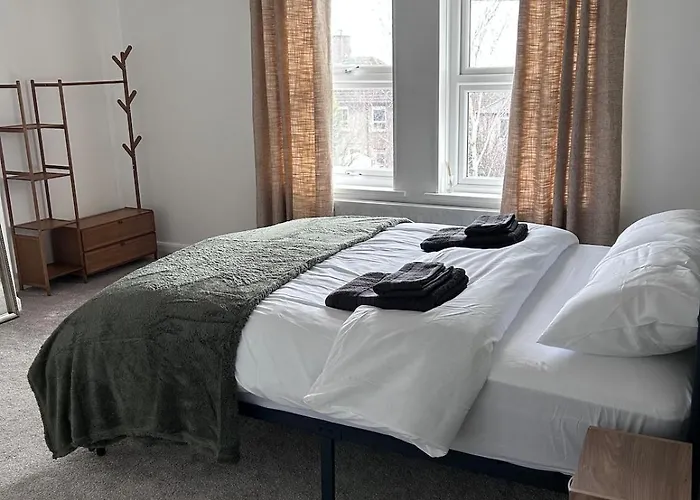 4 Bed Newly Renovated Cosy House In The District 度假居 *