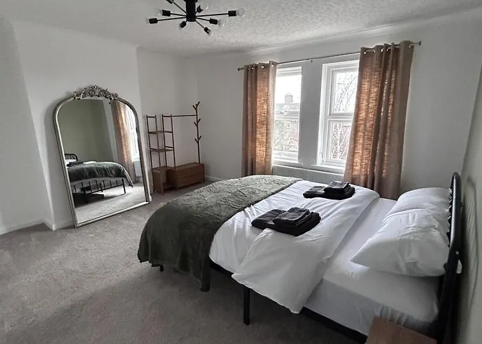 4 Bed Newly Renovated Cosy House In The District 度假居