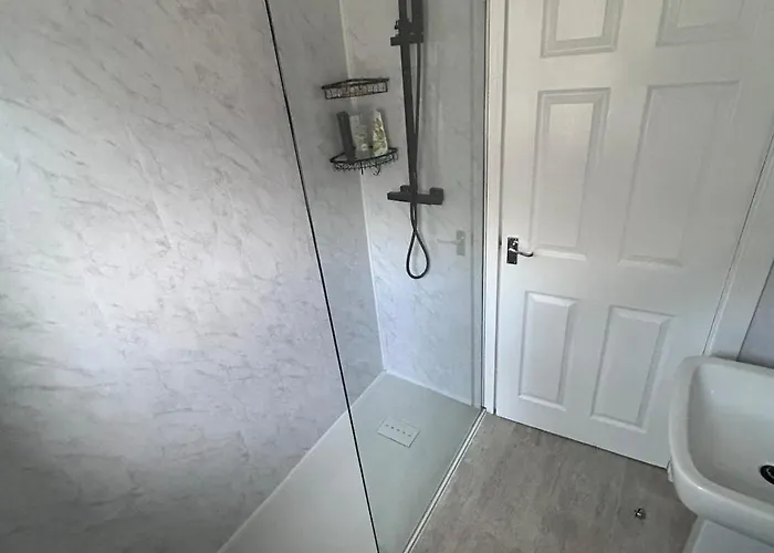 4 Bed Newly Renovated Cosy House In The District *