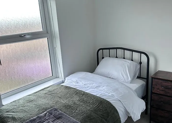 4 Bed Newly Renovated Cosy House In The District 度假居 *