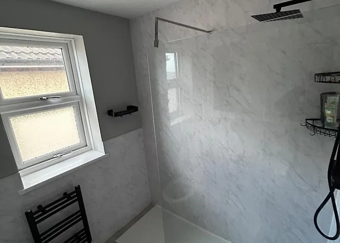 4 Bed Newly Renovated Cosy House In The District *